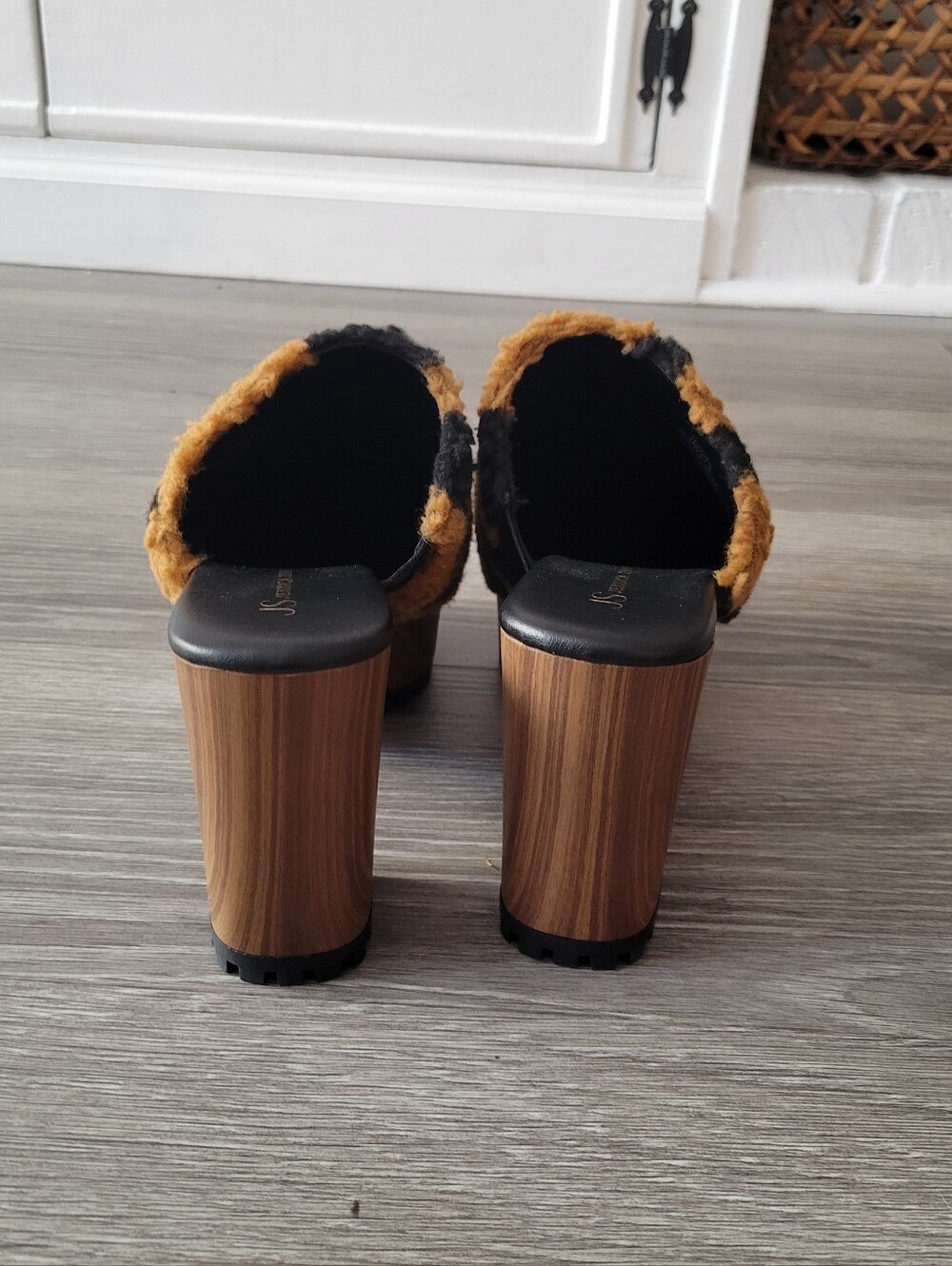 Mobwife Faux Fur Leopard Print Sherpa Chunky Platform Clogs Size 7 - Picture 5 of 8